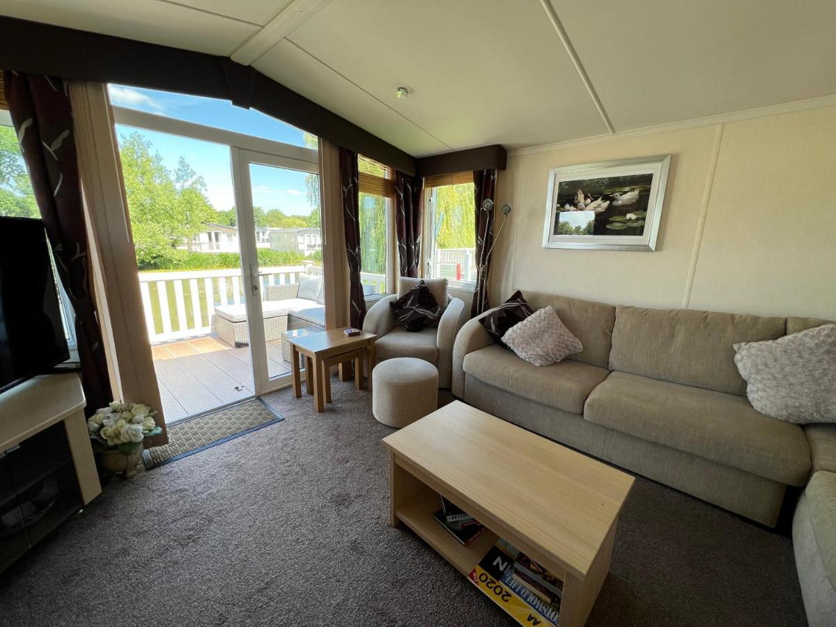 Dragonfly Lodge South Cerney Exterior photo