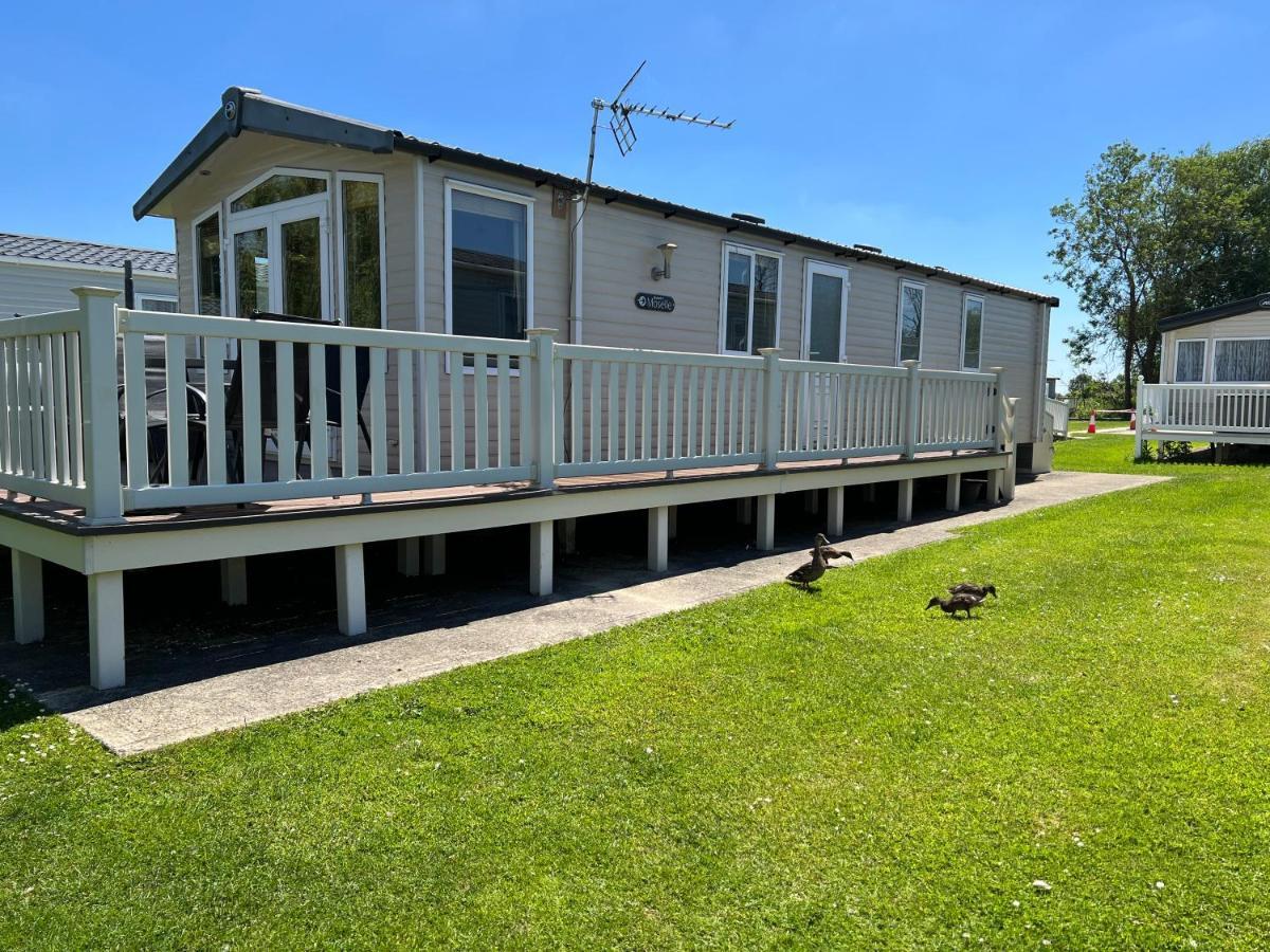 Dragonfly Lodge South Cerney Exterior photo