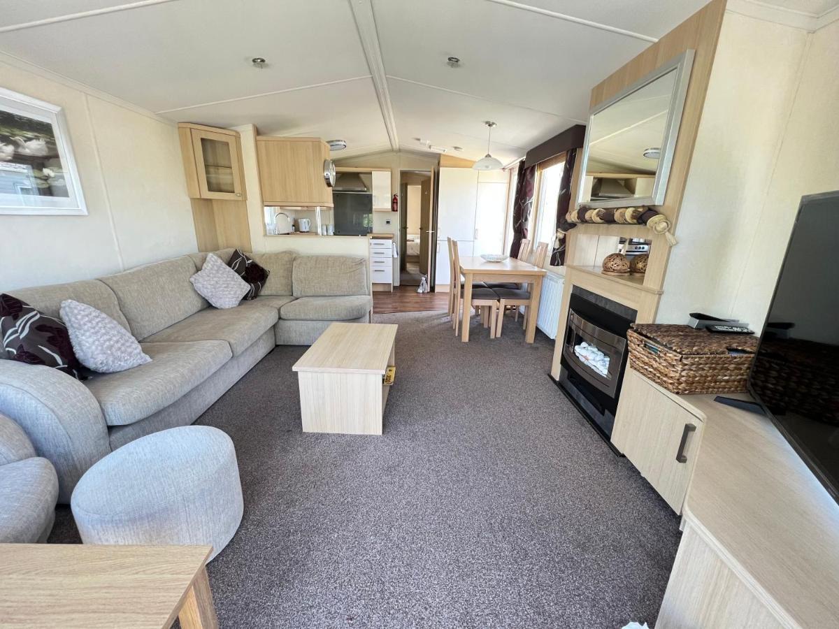 Dragonfly Lodge South Cerney Exterior photo