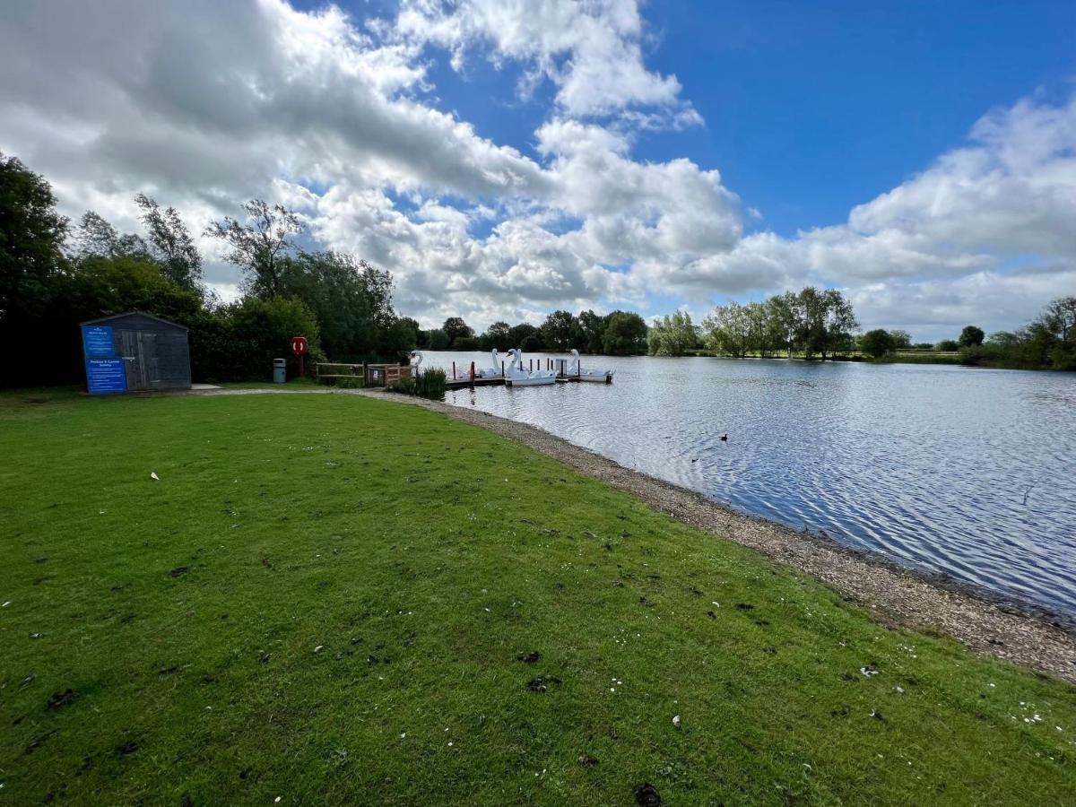Dragonfly Lodge South Cerney Exterior photo